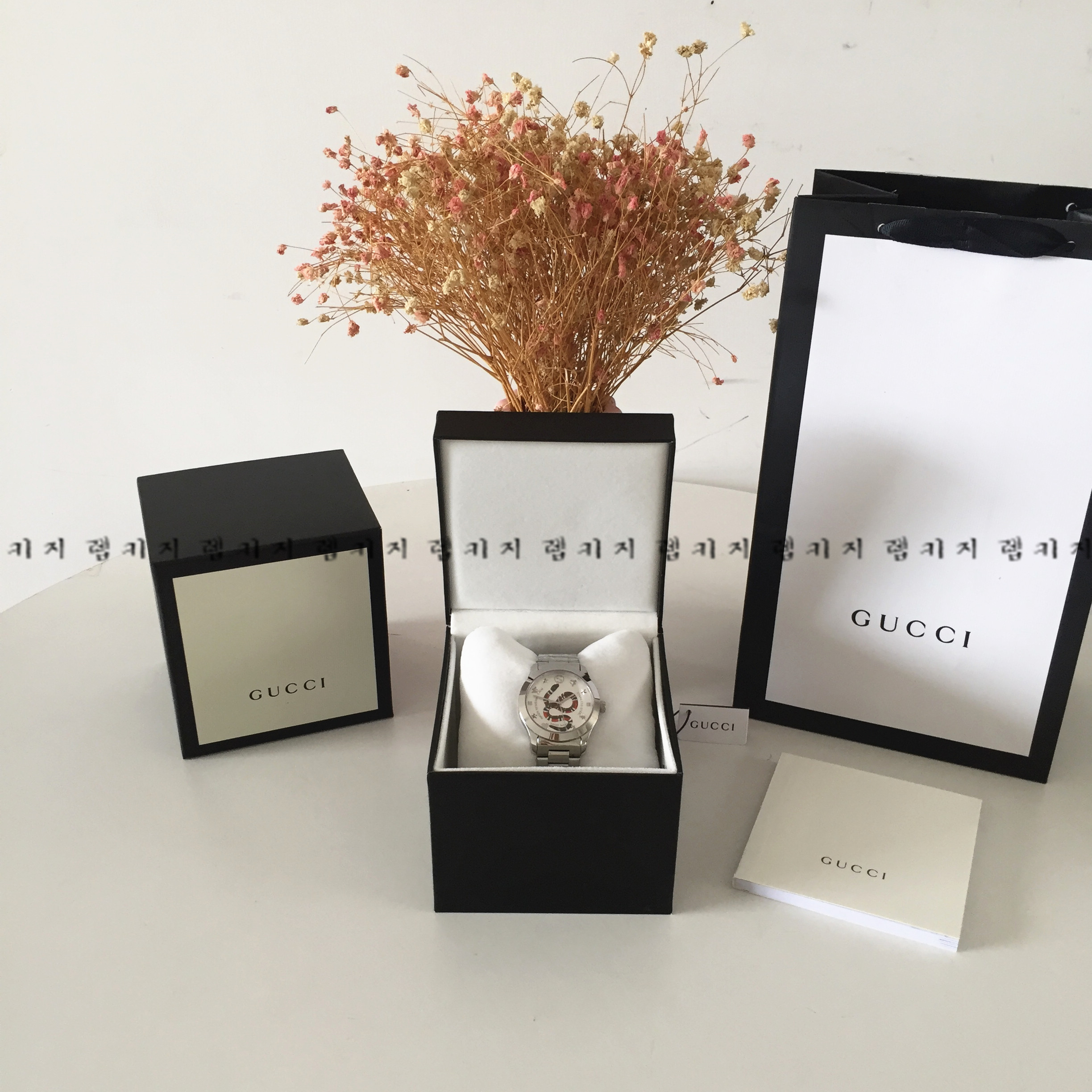 구찌 G 타임리스 킹 스네이크 은장 메탈시계